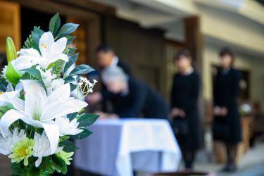 亡くなった人の預貯金は相続の対象になる？預貯金を相続する方法や手続きなどをご紹介