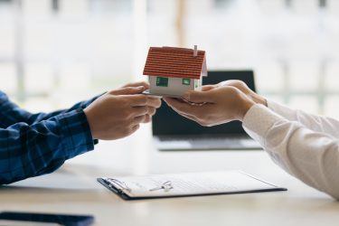 相続と贈与の違いとは？財産の分け方の違いや税金の違いなどについて解説