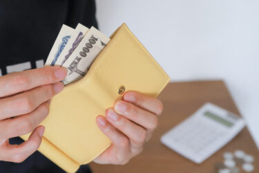 生前贈与で現金手渡しは可能？注意点や贈与方法なども併せて解説します